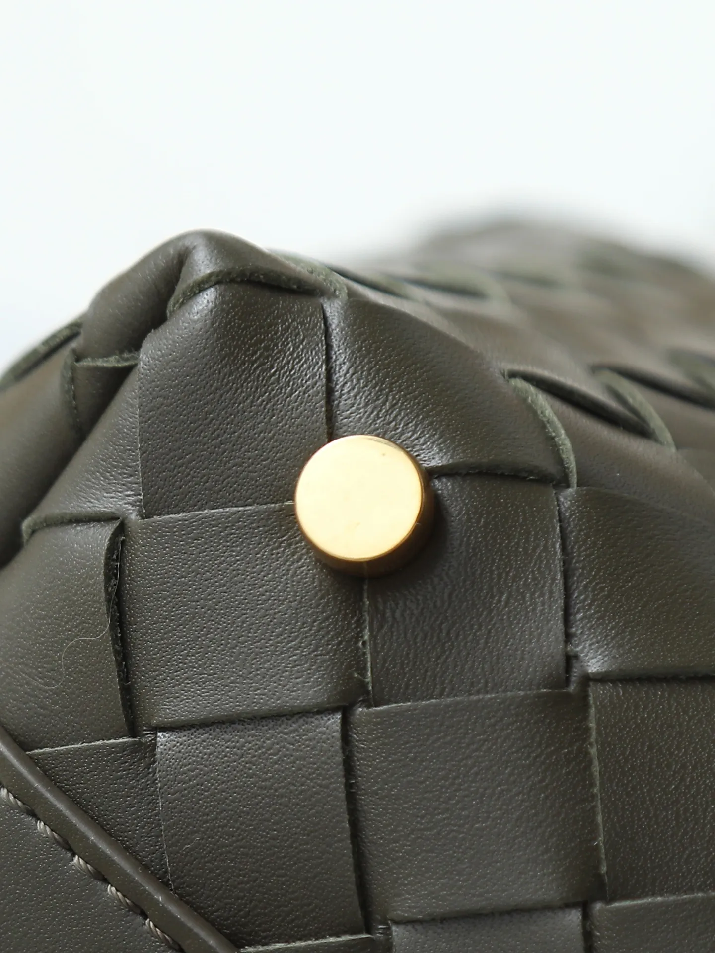 Batch 1620. A lunch bag that is predicted to be popular again this year. The entire bag is made of top-grade naa lambskin. It is very soft and lightweight. It also uses the intrecciato weaving process that the two founders spent several months developing from the beginning of the brand. It is completely hand-woven by Italian craftsmen. It perfectly reflects the craftsmanship of Bottega. The entire bag shape is also a very practical and popular lunch box bag shape. The slightly curved arc of the bag mouth can also better fit our wrists. Style number: 754443 Size: 22*13*9
